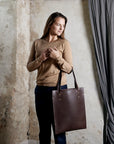 Tote/skuldertaske i læder: HEBERT (mørkebrun)