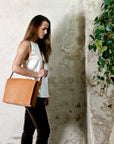 Leather messenger bag: NORD (natural)